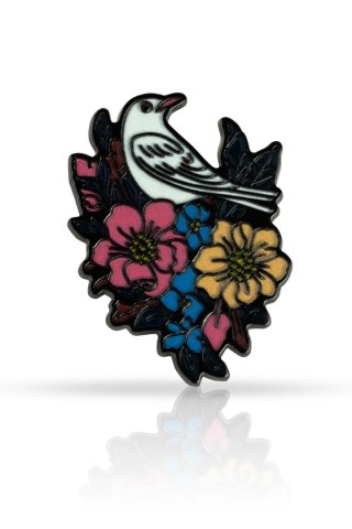 Pin biały ptak wśród kwiatów